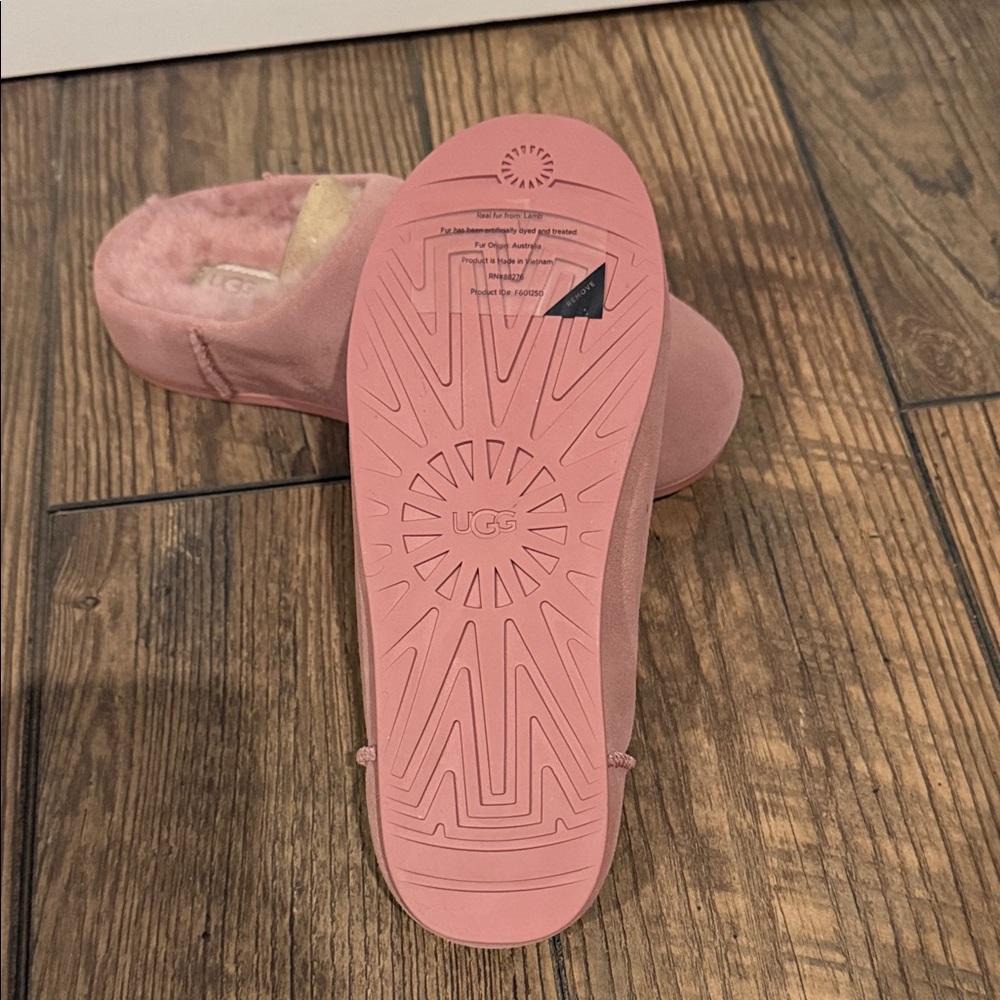 UGG Woman’s Soft Pink Slippers smoke free home - Picture 3 of 3